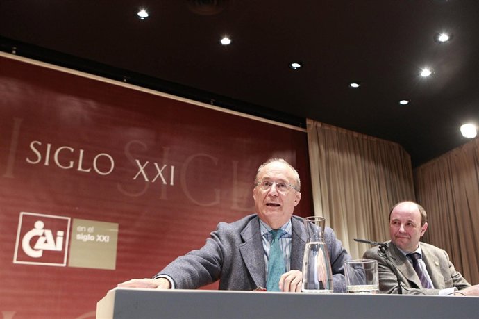 El historiador García de Cortázar durante su conferencia en Zaragoza