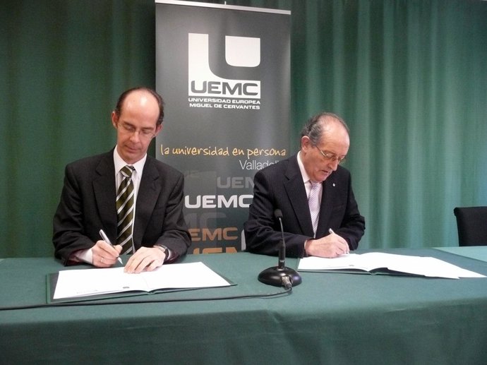 Firma del convenio entre la UEMC y Secot.