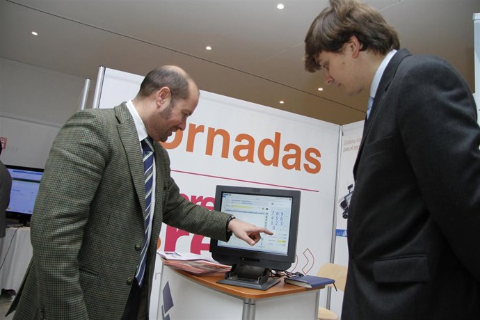 Empresario probando un terminal de punto de venta