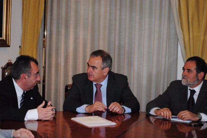 El delegado del Gobierno en la Región de Murcia, Rafael González Tovar, y el con