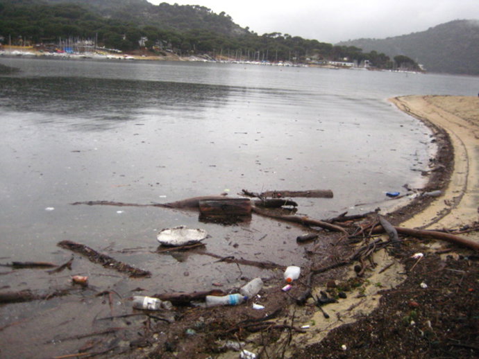 Suciedad en el pantano de San Juan