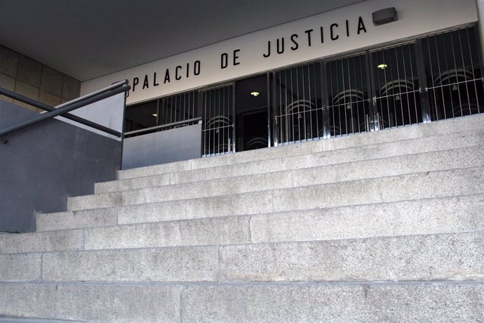 Puerta del Palacio de Justicia de Huelva