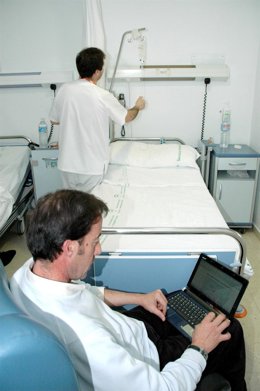 Un usuario utiliza el servicio 'wi-fi' que se ofrece en el Hospital de Jaén, mie