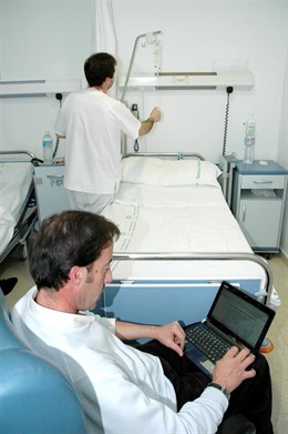 Un usuario utiliza el servicio 'wi-fi' que se ofrece en el Hospital de Jaén, mie