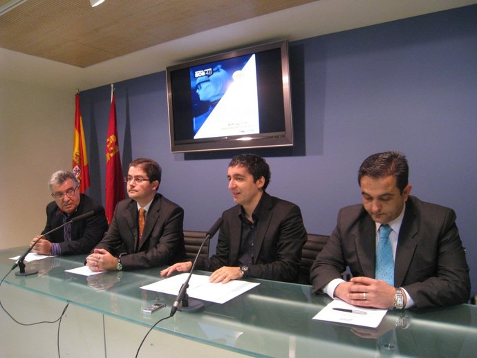 El presidente de Radio Taxi, Juan Martínez, el presidente de la Federación Regio