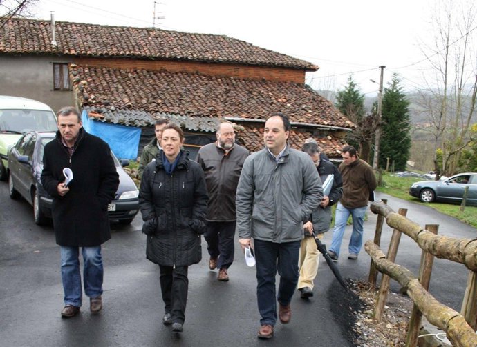 Migoya, en el centro, acompañada a su izquierda, por el alcalde.