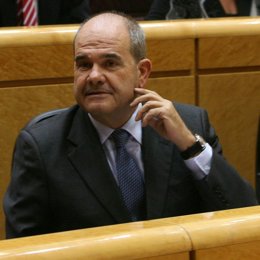 Manuel Chaves en su escaño en el Senado