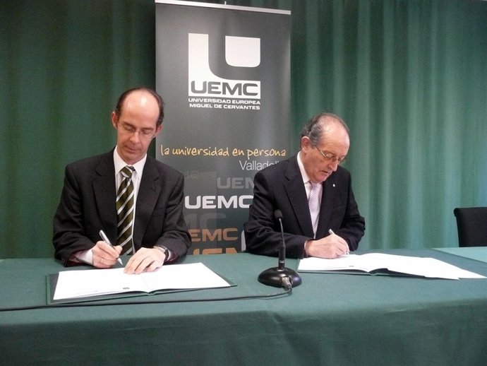 Firma del convenio entre la UEMC y Secot.