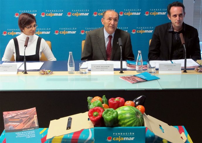 En el centro, el presidente de la Fundación Cajamar, Juan del Águila Molina, aco