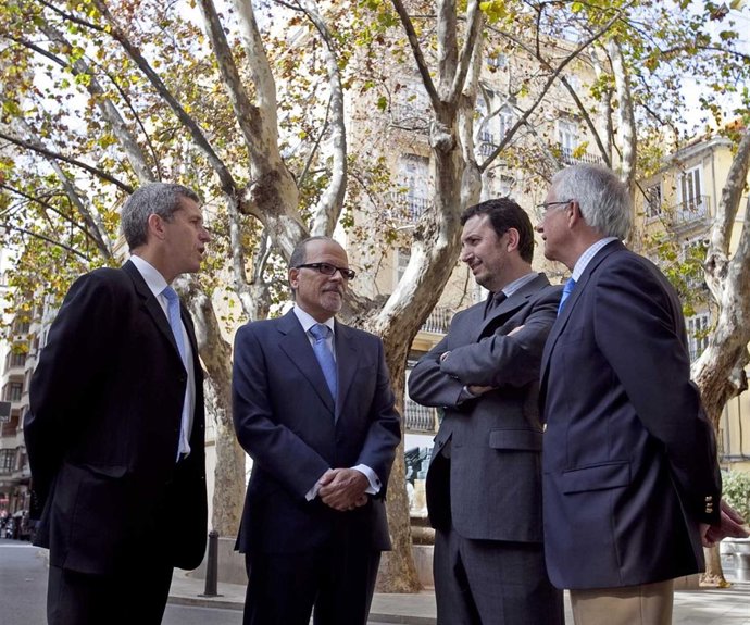 Dirigentes de Femeval conversan antes de la rueda de prensa.