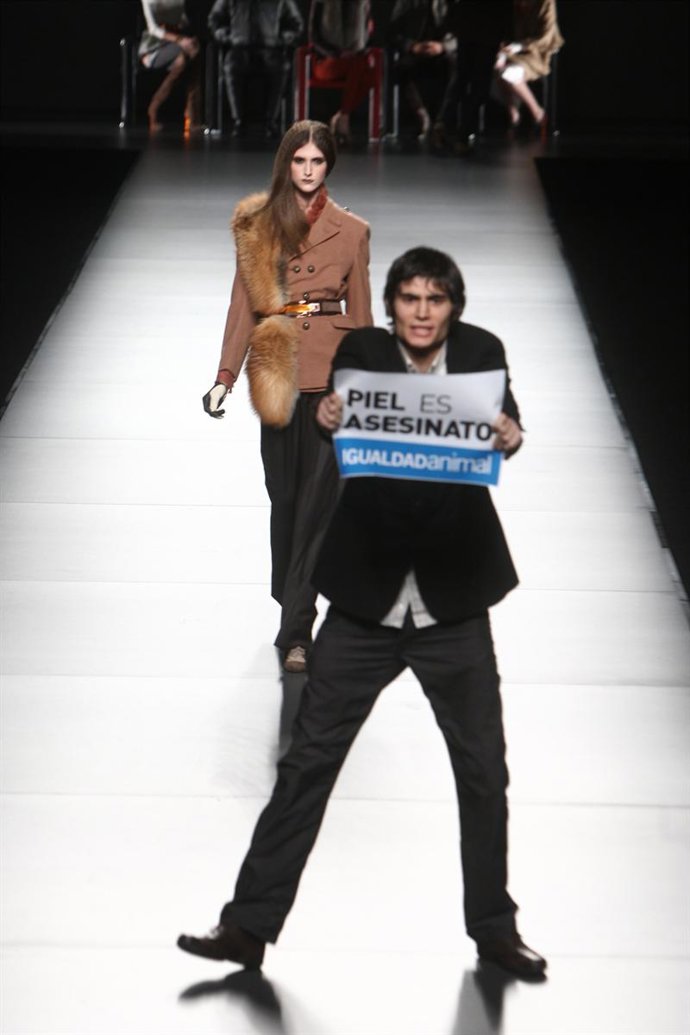 Un ecologista interrumpe el desfile de Ion Fiz