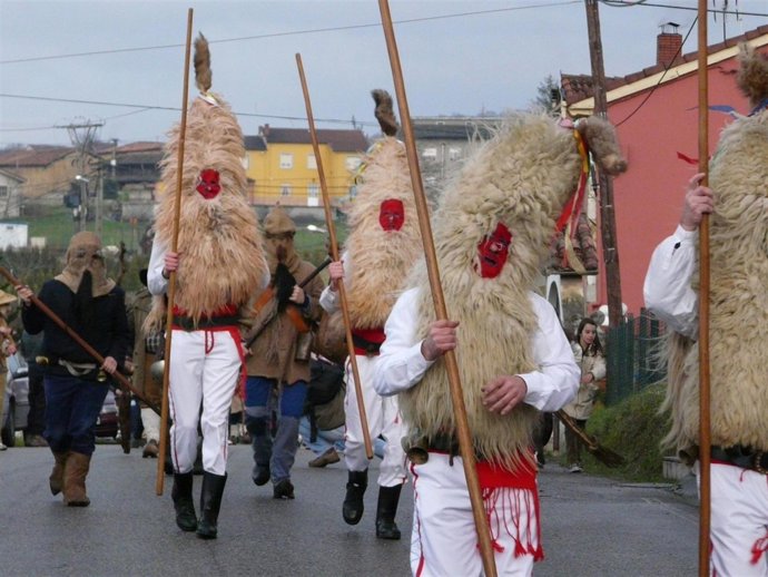 Desfile de mázcares en Valdesoto