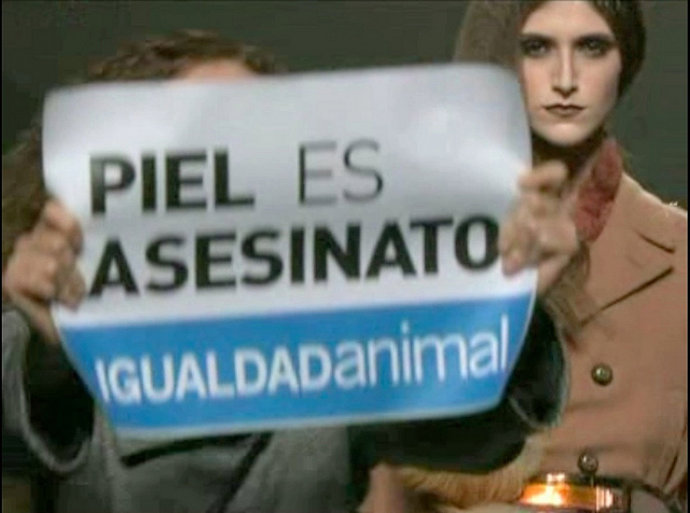 Activistas irrumpen en un desfile de Cibeles