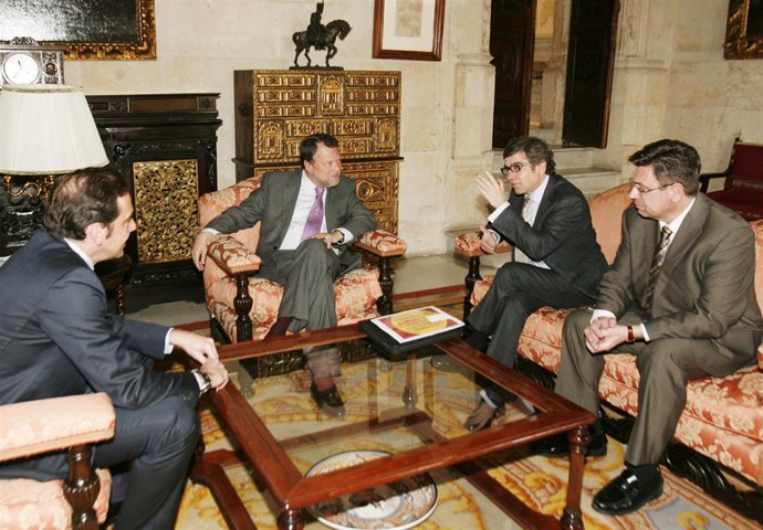 El alcalde con los responsables de Alcampo.