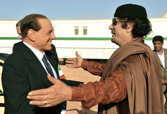 Silvio Berlusconi con Muammar Gadafi