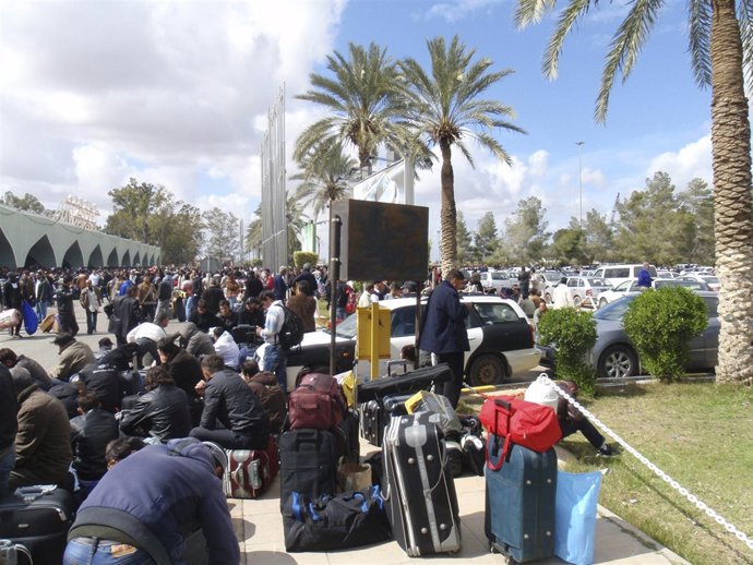 Personas esperan en el aeropuerto a ser evacuadas de Libia