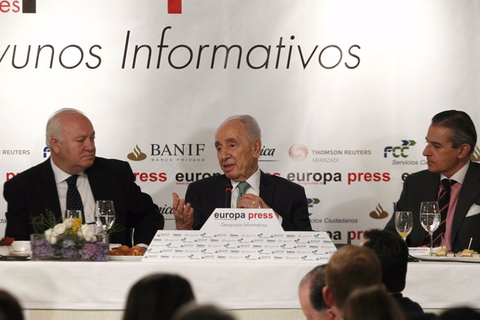 Simon Peres en los desayunos de Europa Press