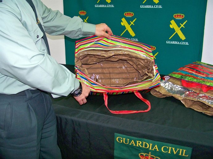 Bolsas preparadas por los detenidos para evadir los sistemas de alarma.
