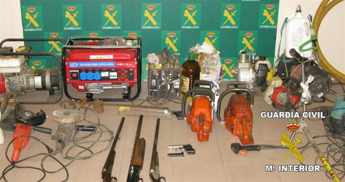 NP Guardia Civil (La Guardia Civil Detiene A Tres Personas Por Más De Una Docena