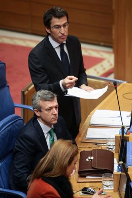 Feijóo respondiendo a preguntas en pleno