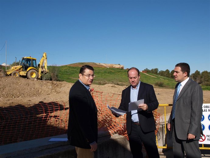 Sanz, Barón y Bendodo en la visita al conjunto dolménico de Antequera