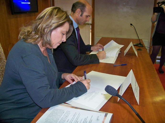 El concejal de Empleo del Ayuntamiento de Alicante, Juan Seva, y la presidenta d