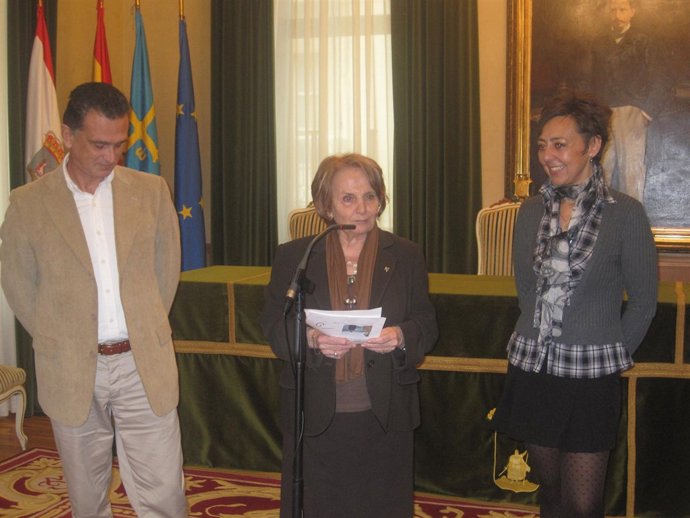 La alcadesa de Gijón con los navegantes Isabel Navarro y Guillermo Cabal 