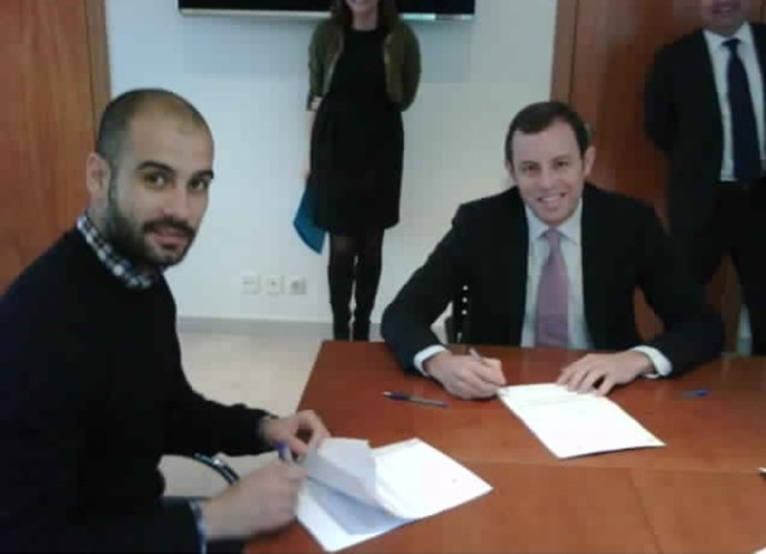 Guardiola y Rosell en el momento de la firma del contrato 
