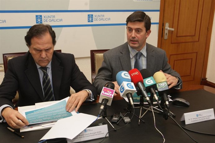 O conselleiro do Medio Rural, Samuel Juárez, acompañado do director xeral de Con