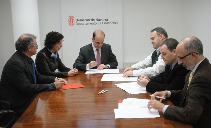 El consejero Catalán firma un convenio con representantes de la red de centros c