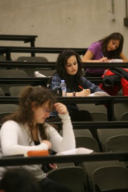 Varios estudiantes, durante la fase local del pasado año.