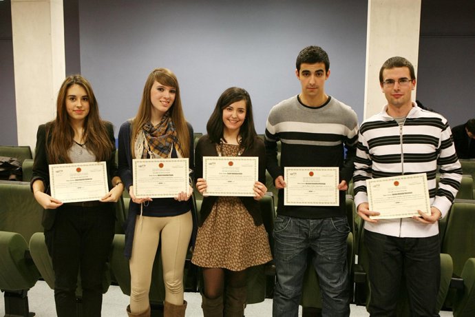 Los ganadores posan con su diploma.