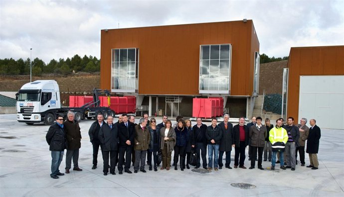 Salanueva y representantes de las mancomunidades de Navarra delante de la planta