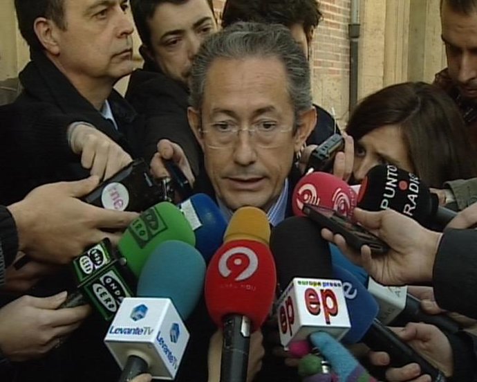 Ángel Luna, declarando ante los medios