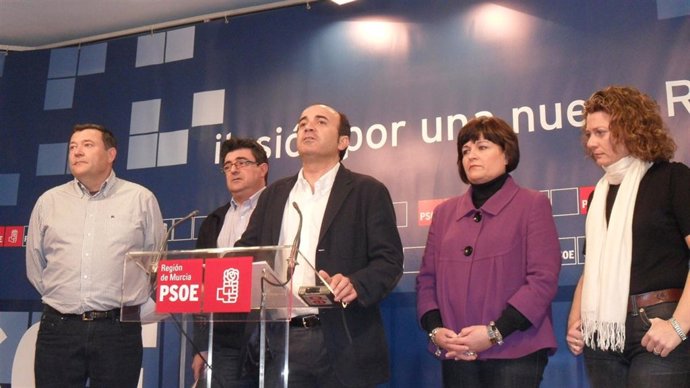 Pedro López rodeado por su equipo