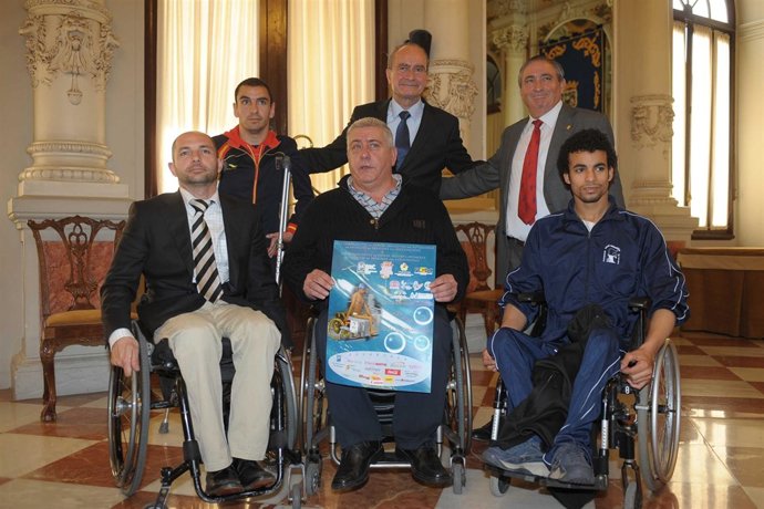 El alcalde de Málaga, Francisco de la Torre; oncejal del Área de Accesibilidad U