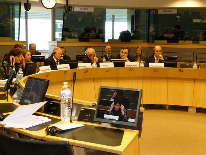 La presidenta del Parlamento de Navarra, Elena Torres, asiste a la reunión de la