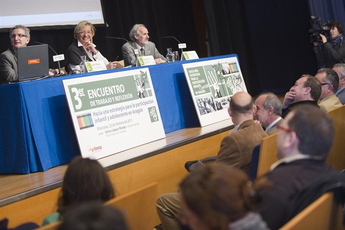 La consejera de Presidencia del Gobierno de Aragón, Eva Almunia, con el director