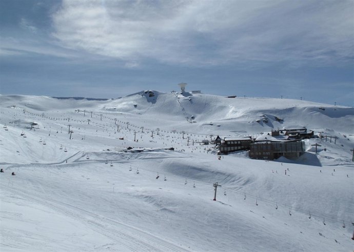 Nubes altas sobre el radiotelescopio de Sierra Nevada