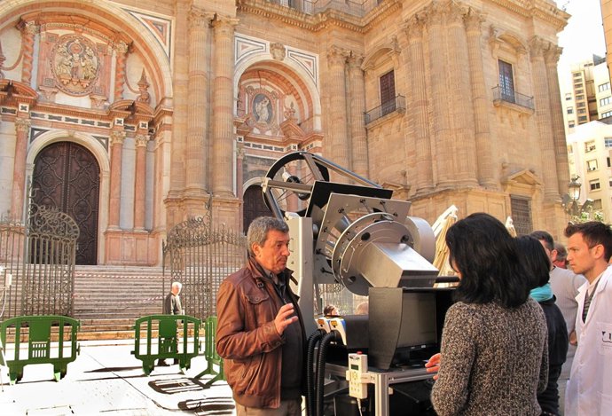 Investigadores analizando la contamienación de la catedral de Málaga 