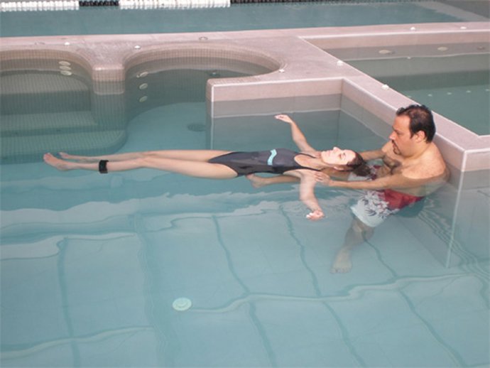 Imagen de la terapia watsu en un hotel