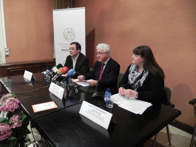 El Justicia de Aragón, en rueda de prensa en Huesca