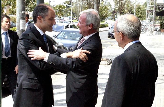 Valcárcel saluda a su homólogo valenciano, Francisco Camps en una foto de archiv