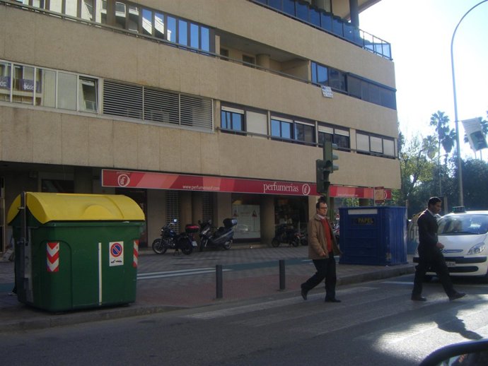Calle, paso de cebra, contenedores