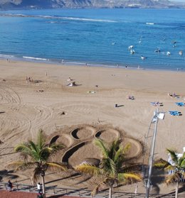 Vista aérea de una huella gigante dibujada por El Refugio en la Playa de Las Can