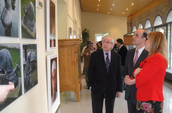 El consejero Catalán, acompañado de Navallas y García, visita la exposición de l