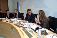 Feijóo avisa de que si la caja no opera a través de un banco perderá oportunidades de capitalización