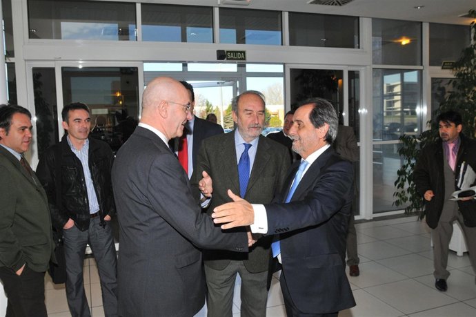 El presidente de ANMOPYC saluda al consejero de Ciencia Tecnología y Universidad