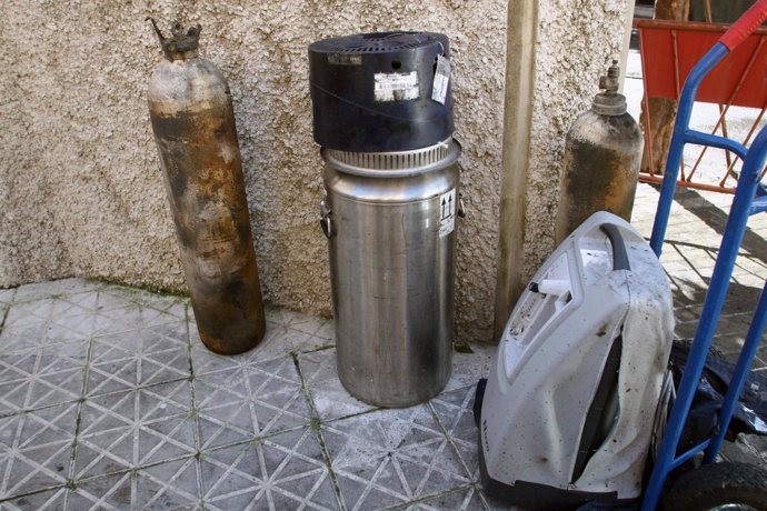 Botellas de oxígeno de la furgoneta que ha explotado en la calle Pinta de Sevill