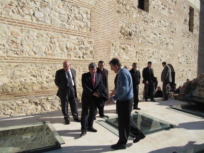 El delegado del Gobierno en Andalucía, Luis García Garrido, en su visita a Grana